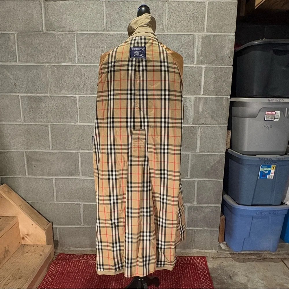 Burberry trench coat. - Picture 8 of 16